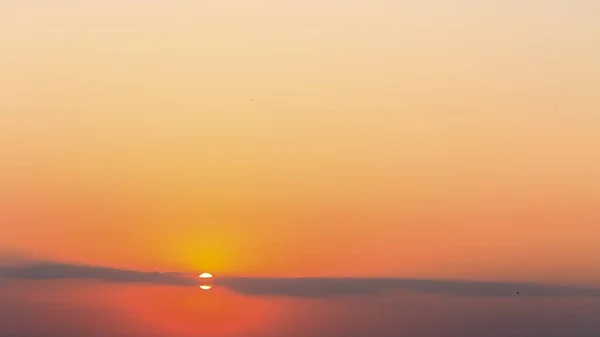 Солнце Полосе Облаков Яркий Утренний Пейзаж Часть Неба Солнце Освещает — стоковое фото