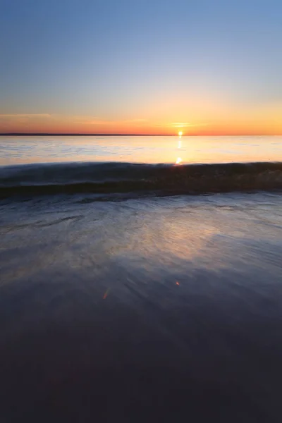 Sonnenaufgang Auf Dem Wasser Frühsommermorgen Strahlender Himmel Strand — Stockfoto