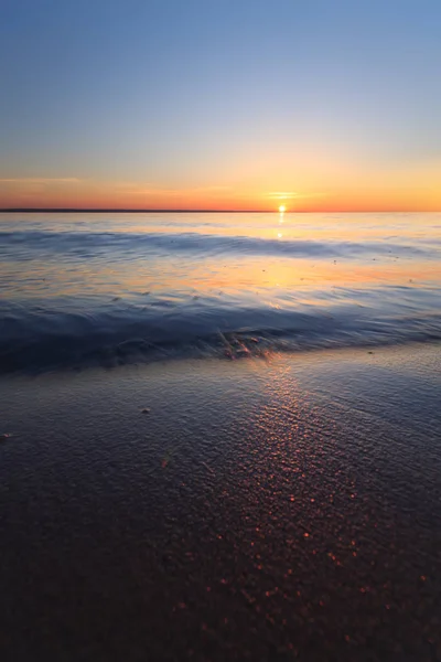 Wschód Słońca Wodzie Wczesny Letni Poranek Jasne Niebo Plaża — Zdjęcie stockowe