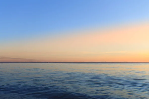 水上日出 夏日清晨明亮的天空海滩 — 图库照片