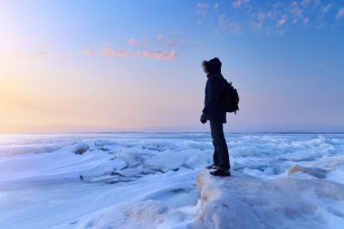 İnsanoğlu şafakla buluşur. Doğa bize güneşin doğuşunu ve günbatımını verir. Sonsuza dek izleyebilirsiniz.