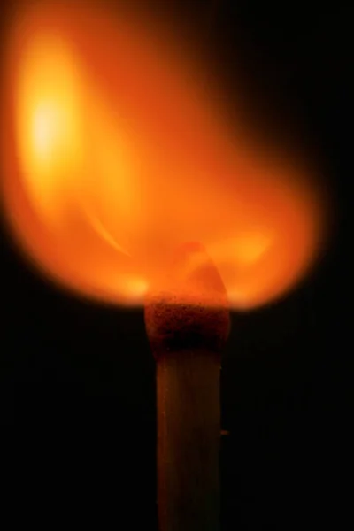 暗闇の中で燃えるマッチ 黒の背景のクローズ アップに火を一致 — ストック写真