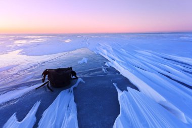buz üzerinde yalan yalnız sırt çantası / gerçekleşen gökyüzü kış manzara
