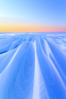 Aydınlık bir kış sabahı manzarası / Yumuşak, sıcak güneş ışınları