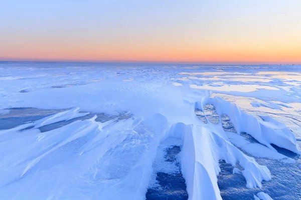 Aydınlık Bir Kış Sabahı Manzarası Yumuşak Sıcak Güneş Işınları — Stok fotoğraf