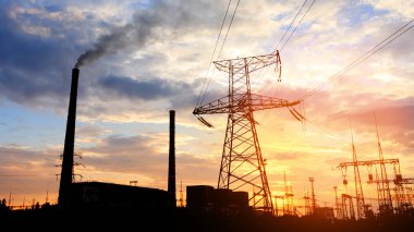 Sanayi bölgesinin güneş ışığındaki elektrik hattı / parlak soyut fotoğrafı