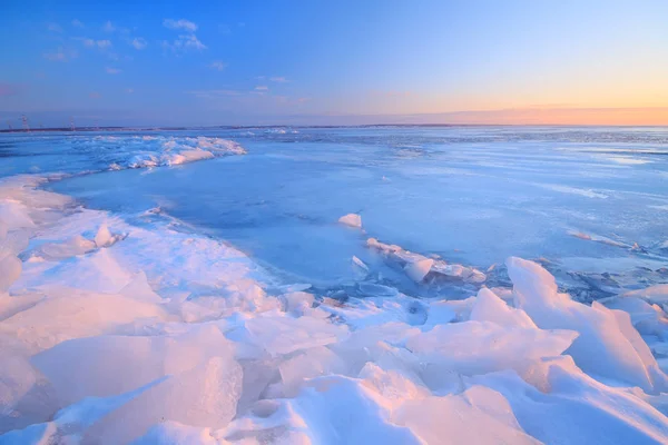 夜明け凍った湖岸 太陽の方向で — ストック写真