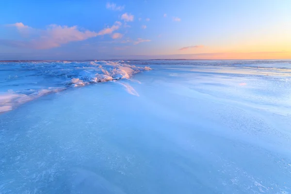 Amanhecer Margem Lago Congelado Direção Sol — Fotografia de Stock