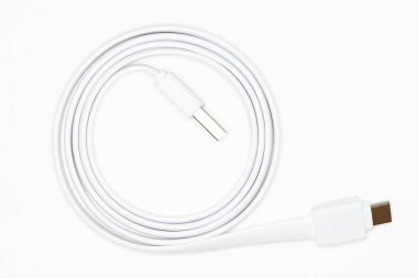 USB kablo üzerinde sarmal beyaz arka plan / kablo izole resmi beyaz arka planı