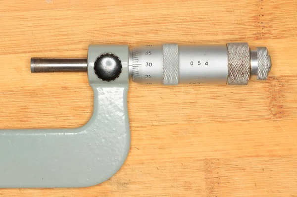 Συσκευή Μέτρησης Μικρόμετρο Ξαπλωμένη Ένα Ξύλινο Ταμπλό Παλαιού Τύπου — Φωτογραφία Αρχείου