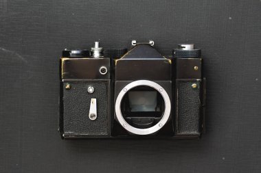 Eski kamera film dokulu bir arka plan üzerinde / eskimiş rafta sadece toz toplama