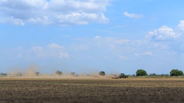 sıcak yaz gününde tarlayı traktör / tarım alan aşağıdaki kodu için hazırlık