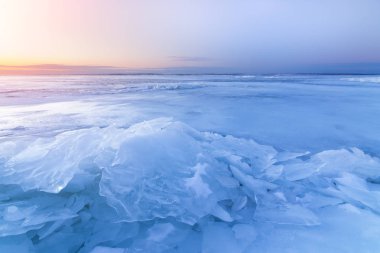 şafak donmuş göl kıyısı / güneş yönünde