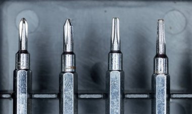 tornavida ve yakın çekim küçük bir set / a siyah bir zemin üzerine küçük tornavida seti