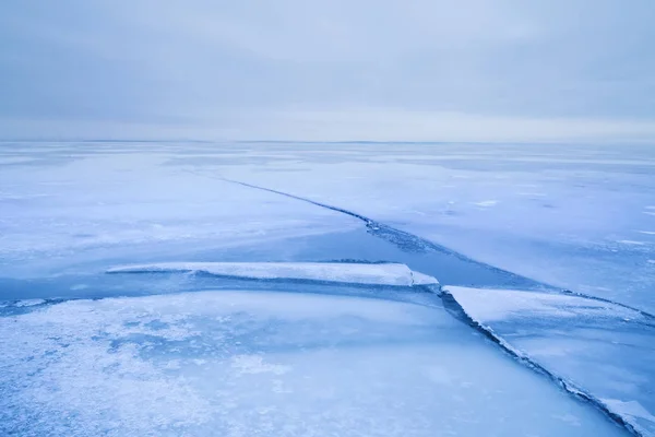 Grieta Hielo Una Puesta Sol Nublado Paisaje Invierno Nublado Sombrío —  Fotos de Stock