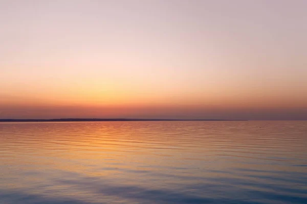 水上日出 夏日清晨明亮的天空海滩 — 图库照片