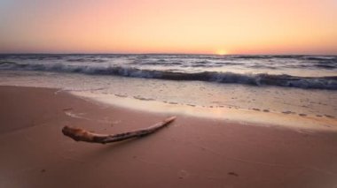şafak sakin sakin su dalgalar / vahşi kırsal Ukrayna