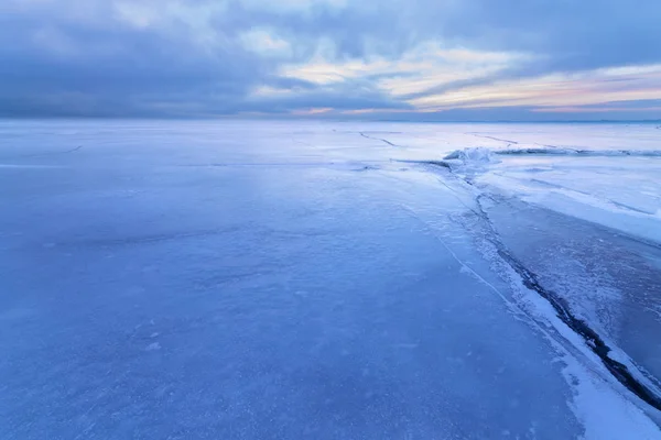 Spleet Het Ijs Een Bewolkt Zonsondergang Winter Landschap Bewolkt Somber — Stockfoto