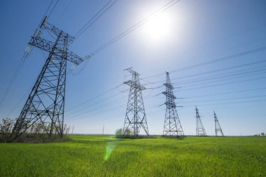 güç hattı yaz manzara / havai elektrik teli ışık ve ısı evin içinde taşıyan destek geçen