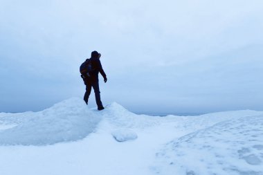 buz bulutlu sabah çöl/gezinti / yürüyüş donmuş göl, insanlar buz