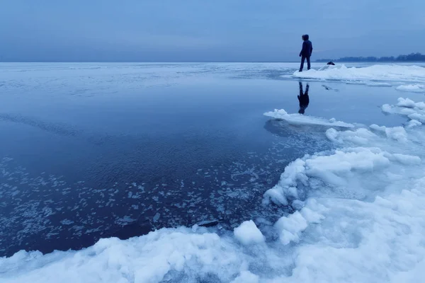 Ice Desert Cloudy Morning Hike Frozen Lake People Ice — стоковое фото