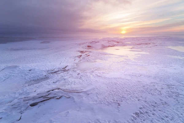 Buz Çöl Bulutlu Sabah Gündoğumu Kış Ilk Işıklarıyla — Stok fotoğraf