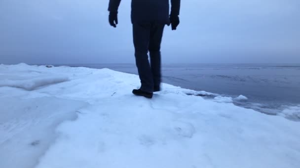 Mann Läuft Auf Eis Spaziergang Auf Zugefrorenem See — Stockvideo