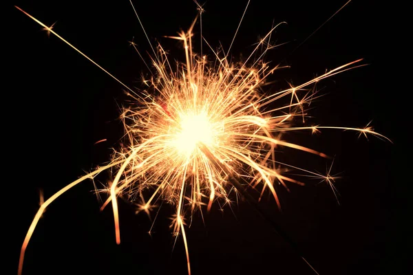 ベンガルの火花火黒背景 輝く花火黒マクロの背景 — ストック写真