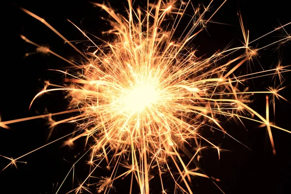 ベンガルの火花火黒背景 輝く花火黒マクロの背景 — ストック写真