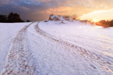 aşırı yol ayak izinde karla kaplı / Künye yere kış eğlence üstünde basmak