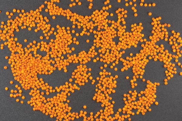 Orange Linsen Auf Grauem Hintergrund Linsenkörner Auf Strukturiertem Hintergrund Verstreut — Stockfoto