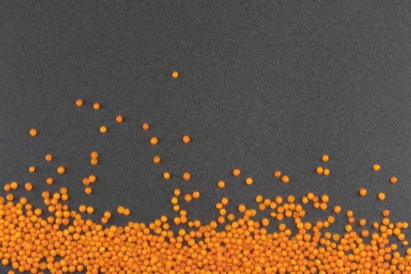 Оранжевая Чечевица Сером Фоне Чечевица Зерна Разбросаны Текстурированном Фоне — стоковое фото