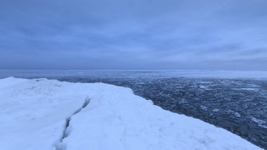 daha önce bulutlu sabah sis kış ortasında / basit minimalist fotoğraf bir kişi