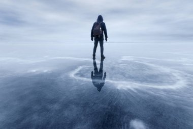 adam ayakta buz sisli sabahı / basit minimalist fotoğraf bir kişi