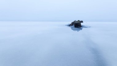 donmuş buz oturum açma / sabahın ilk saatlerinde sis ve pus ufukta