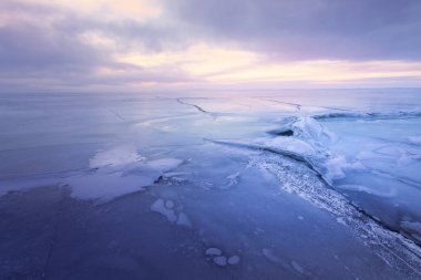 doğru moda ayağından şaşırtmaya bir parlak kış sabah peyzaj doğal desenler vardır