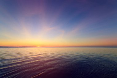 sabah erken gündoğumu dalgalı bir nehir üzerinde / rüzgar erken bahar manzara