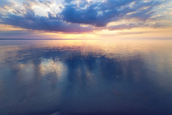 清晨的日出在一条起伏的河流 风早春的风景 — 图库照片