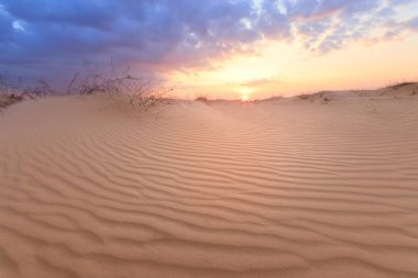 günbatımı kum tepeleri üzerinde / parlak renkler erken Bahar