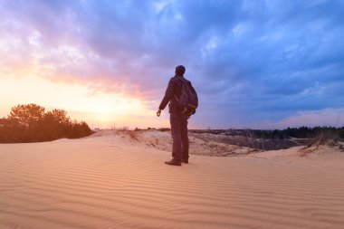 Erken Bahar günbatımı / parlak renkler izleyen adamım