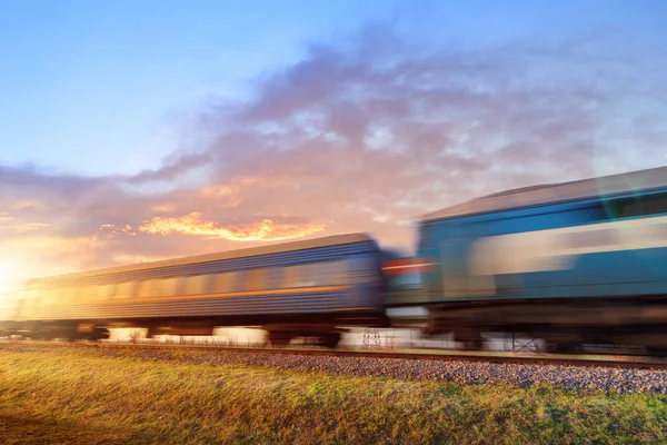 夕日で列車の抽象的な写真 — ストック写真