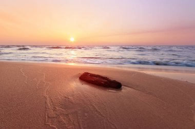 terk edilmiş bir plaj kıyısında yalan günlüğü