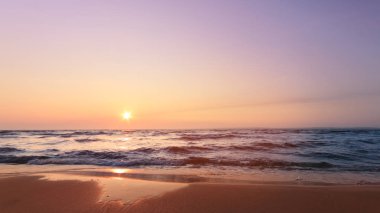 sabah erken gündoğumu dalgalı bir Nehri üzerinde