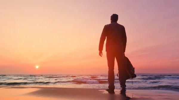 Silhouette of a man at dawn — Stock Photo, Image