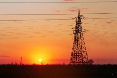güç hattı güneş ışığı altında