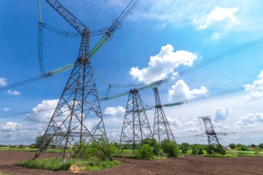 doğrudan güneş ışığında elektrik hattı 