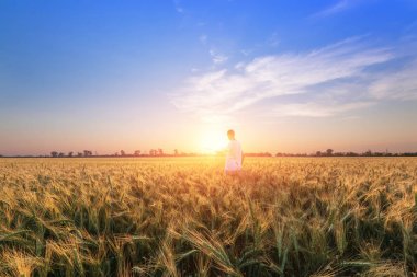 gün batımında alanındaki adam