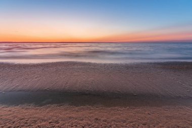 sabah erken gündoğumu dalgalı bir Nehri üzerinde 