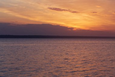 sabah erken gündoğumu dalgalı bir Nehri üzerinde