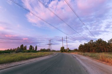güç hattı güneş ışığı altında 